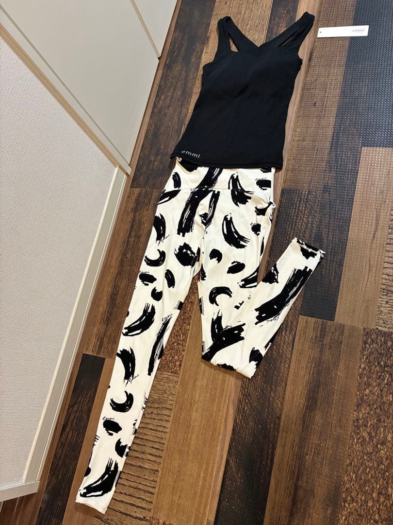 新品同　エミヨガ　ヨガウェア タンクトップ　レギンスセット 黒白　S