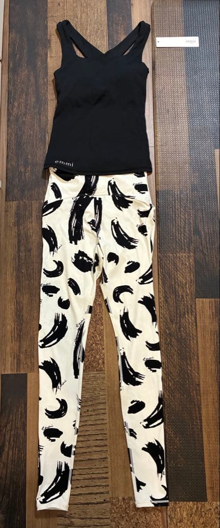 新品同　エミヨガ　ヨガウェア タンクトップ　レギンスセット 黒白　S