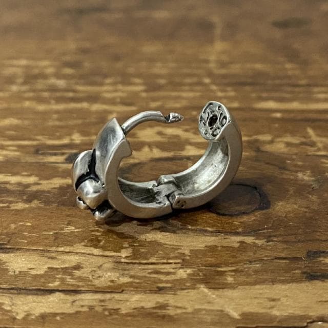 LEATHERS AND TREASURES 百合の紋章 フープピアス