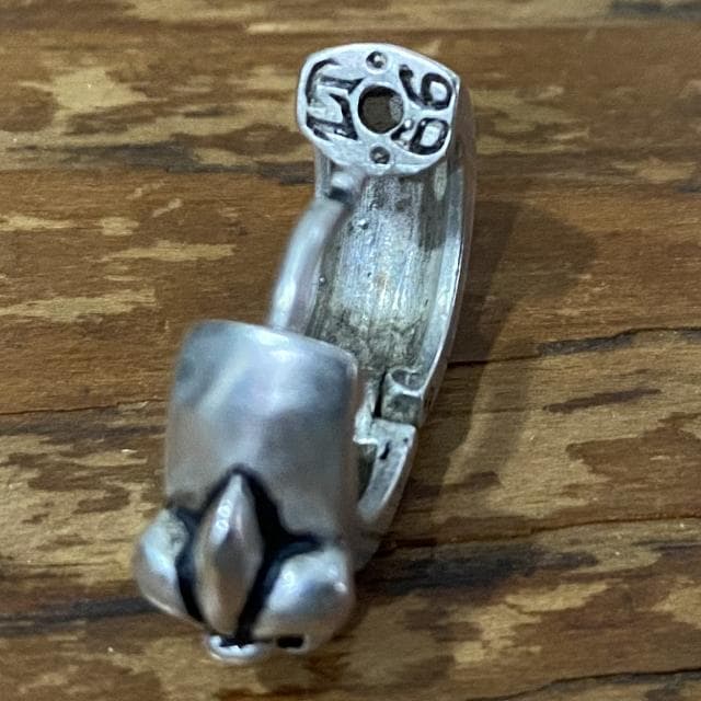 LEATHERS AND TREASURES 百合の紋章 フープピアス