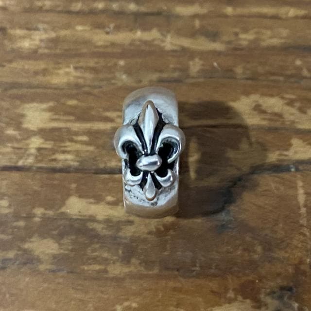 LEATHERS AND TREASURES 百合の紋章 フープピアス