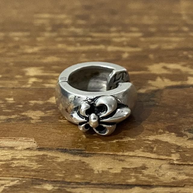 LEATHERS AND TREASURES 百合の紋章 フープピアス