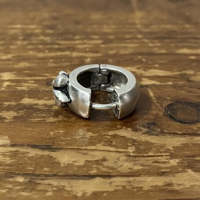 LEATHERS AND TREASURES 百合の紋章 フープピアス