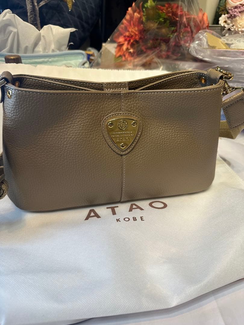 ATAO トープ　レザー ショルダーバッグ
