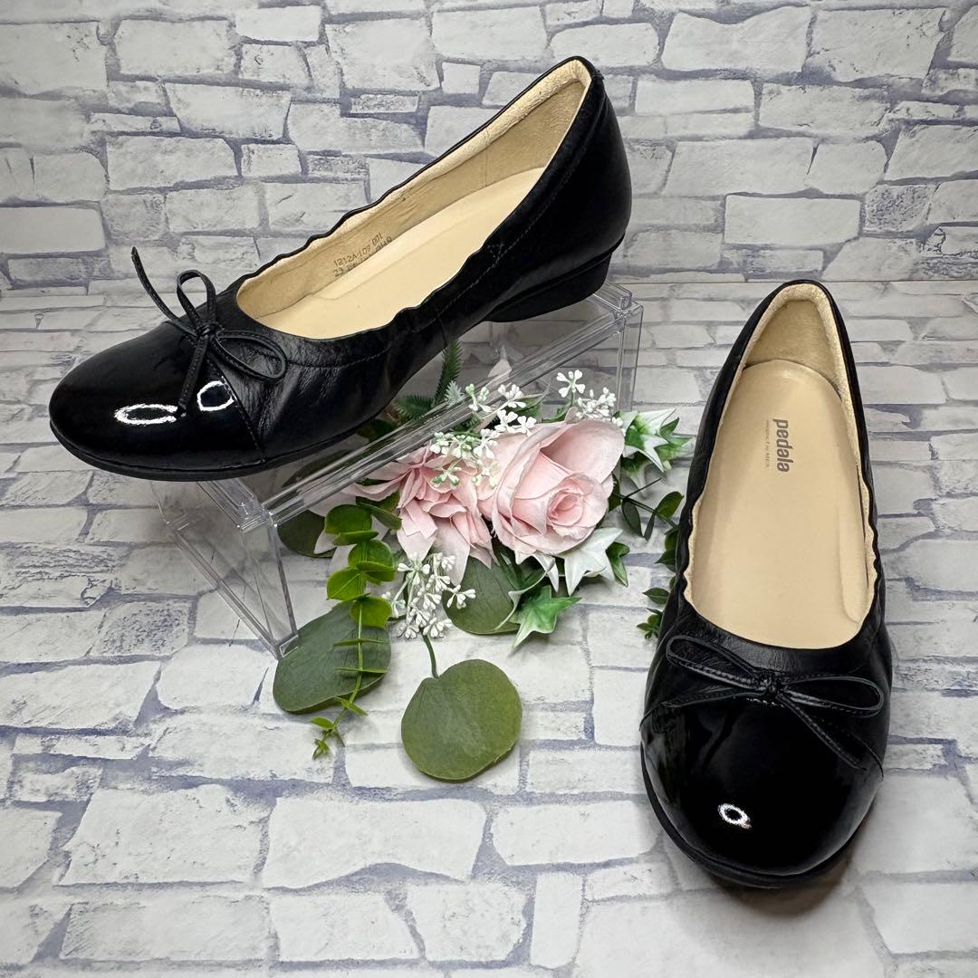 極美品 訳あり アシックス ペダラ リボン レザー エナメルフラットシューズ 黒