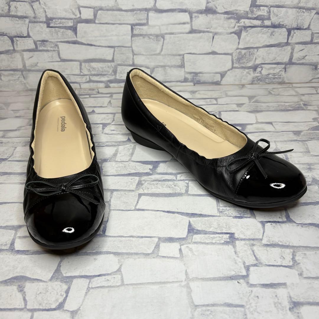 極美品 訳あり アシックス ペダラ リボン レザー エナメルフラットシューズ 黒