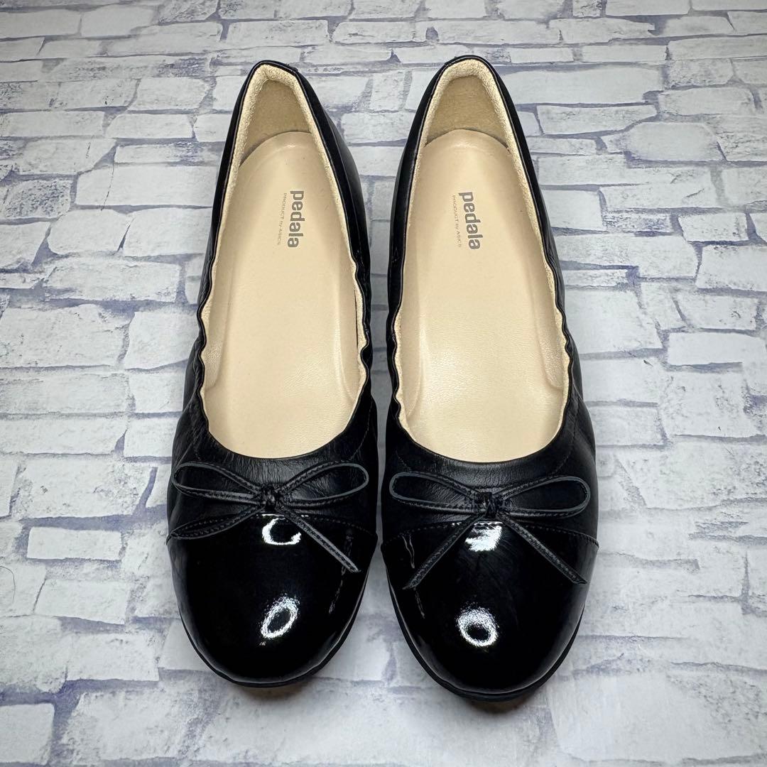 極美品 訳あり アシックス ペダラ リボン レザー エナメルフラットシューズ 黒