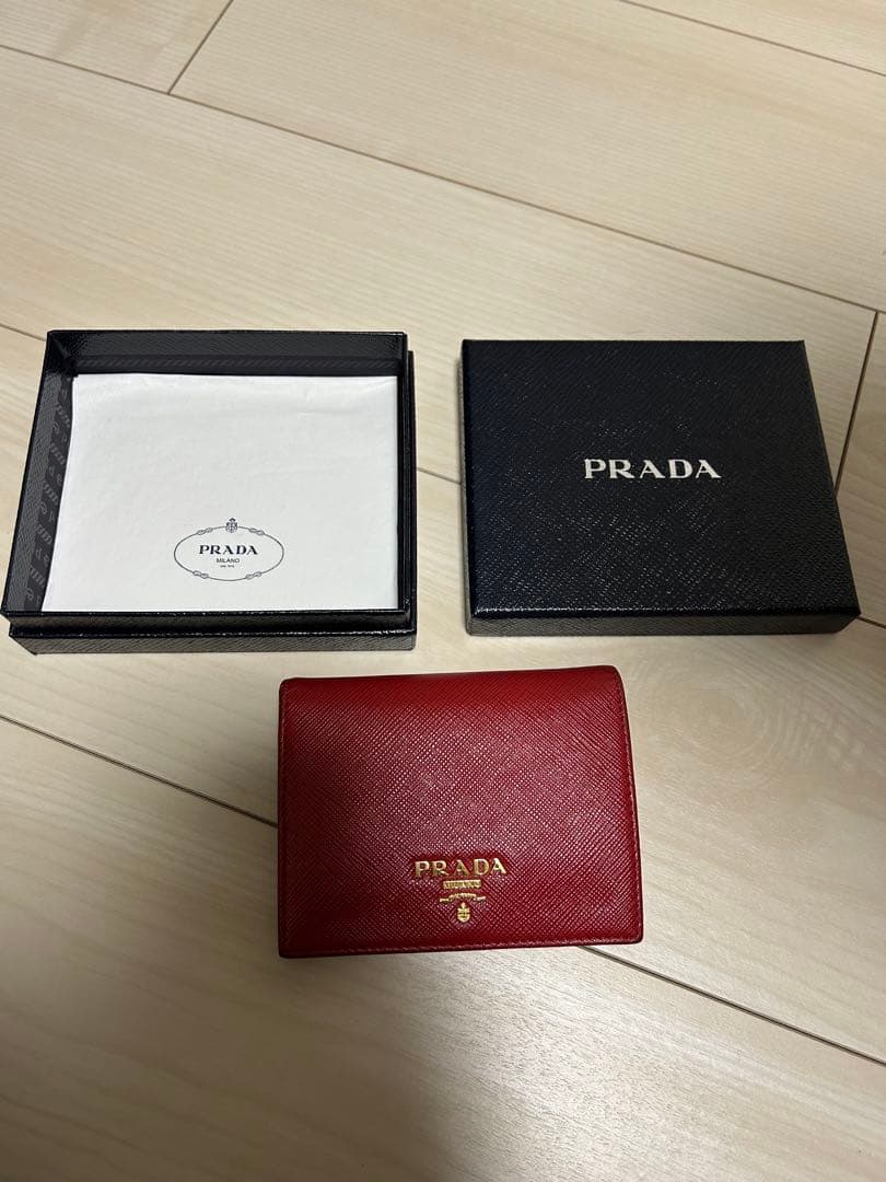 【週末限定価格】 PRADA 二つ折り財布 レッド