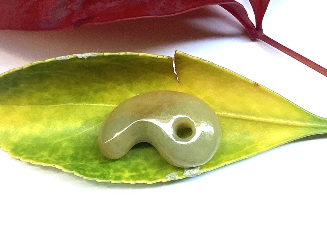 ⭕️超極上レア物　✳一番数少ない幻の幸運の黄色‼️ 糸魚川翡翠勾玉ガラス質鑑定鑑別書