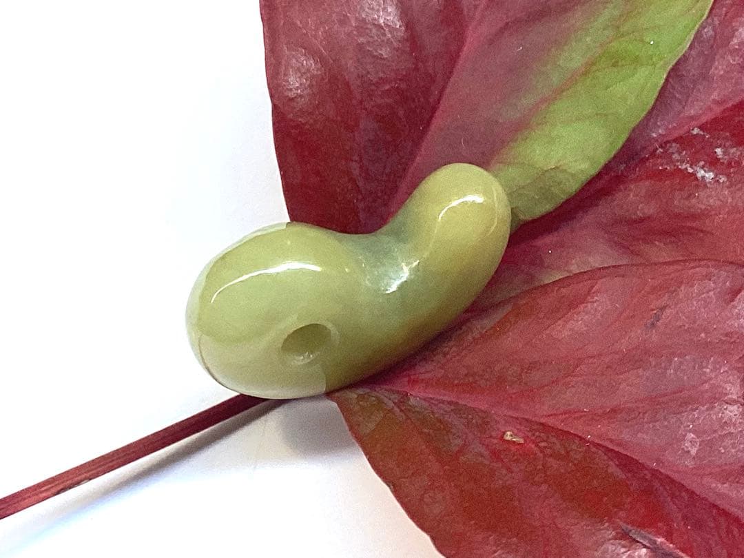 ⭕️超極上レア物　✳一番数少ない幻の幸運の黄色‼️ 糸魚川翡翠勾玉ガラス質鑑定鑑別書