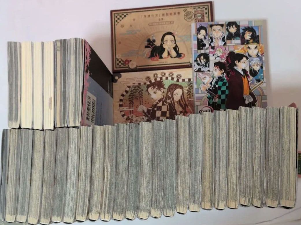 鬼滅の刃コミックス全巻 他 （32冊＋特装版缶バッジ・シール・ポストカード）