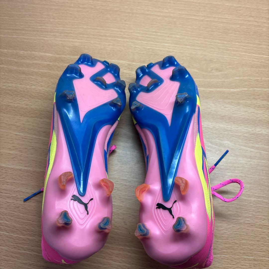 サッカーシューズ プーマ ウルトラピンク/青/黄 ストライプ