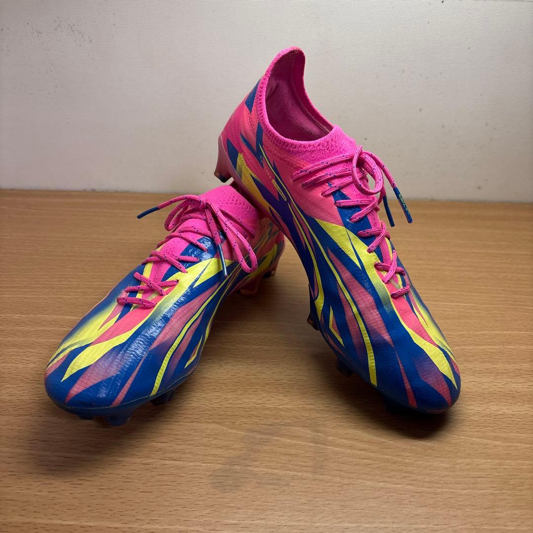 サッカーシューズ プーマ ウルトラピンク/青/黄 ストライプ