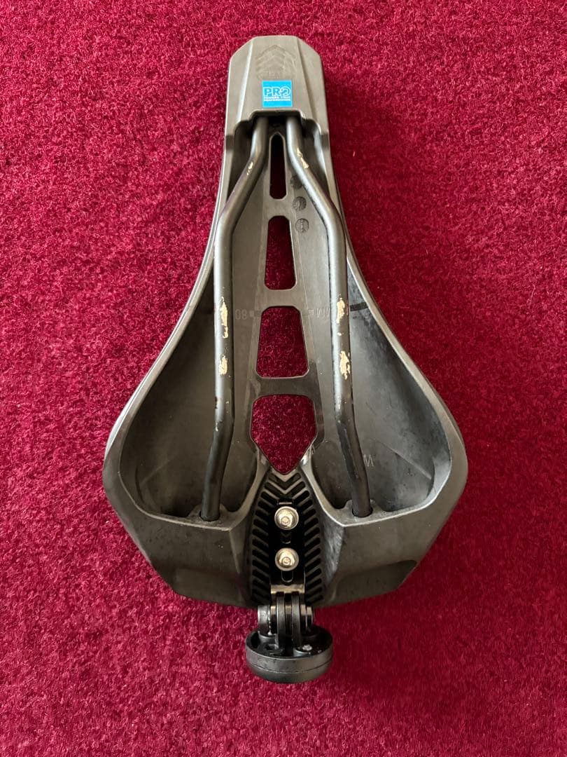 シマノプロ　ステルスカーブドサドル　142mm