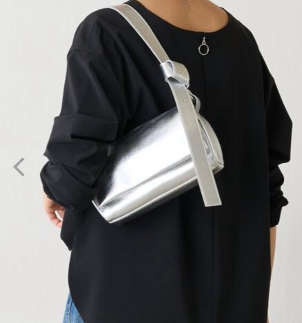 ビアズリー　シルバーショルダーバッグ　ミニレザーバック チャーム付き