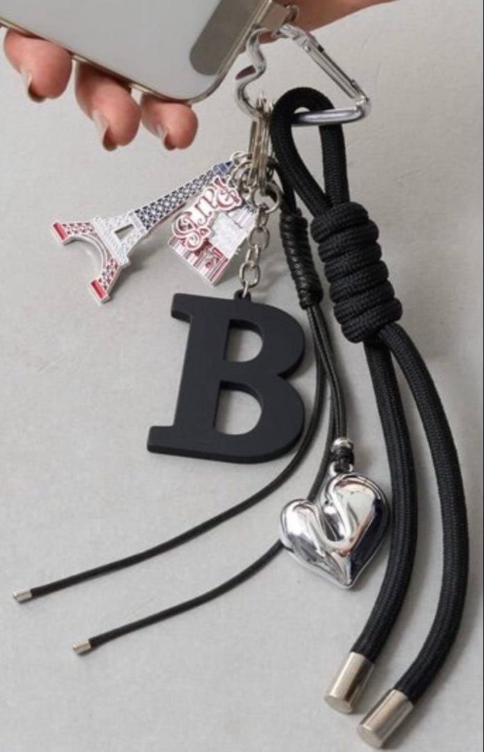 ビアズリー　シルバーショルダーバッグ　ミニレザーバック チャーム付き