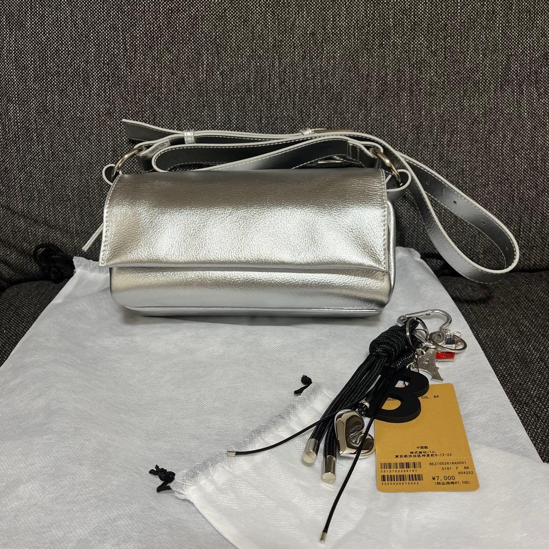 ビアズリー　シルバーショルダーバッグ　ミニレザーバック チャーム付き
