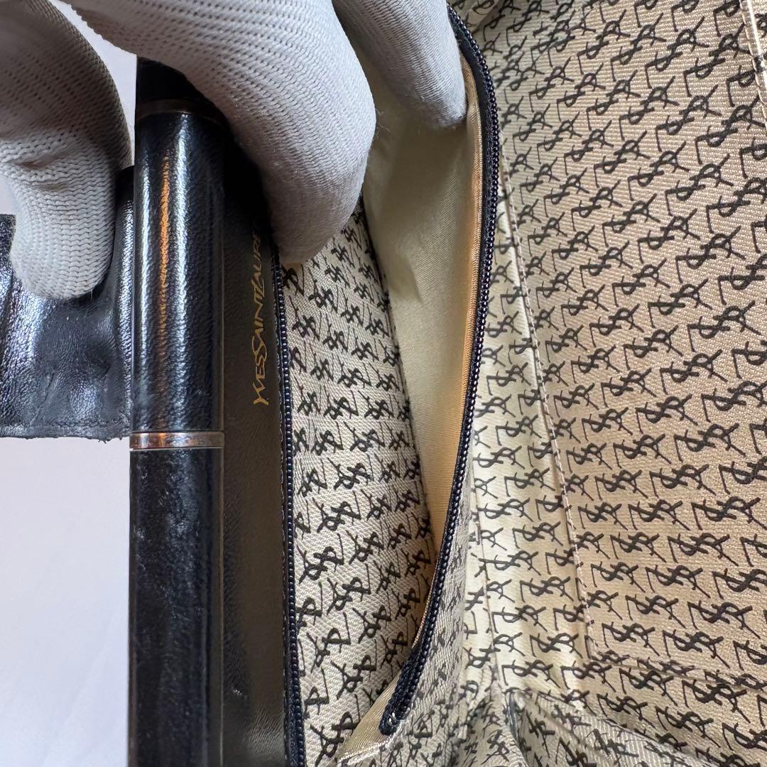 イヴ・サンローラン クラッチバッグ カサンドラロゴ　黒　レザー キルティング