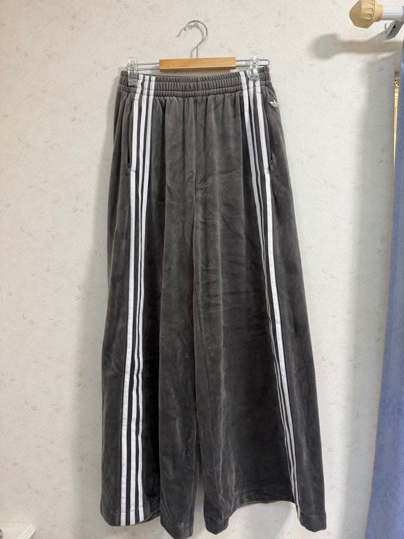 adidas originals ベルベット　ルーズトラックパンツ