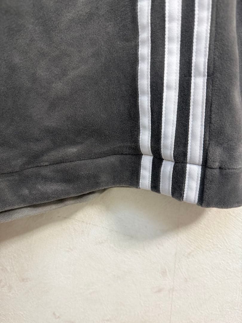 adidas originals ベルベット　ルーズトラックパンツ