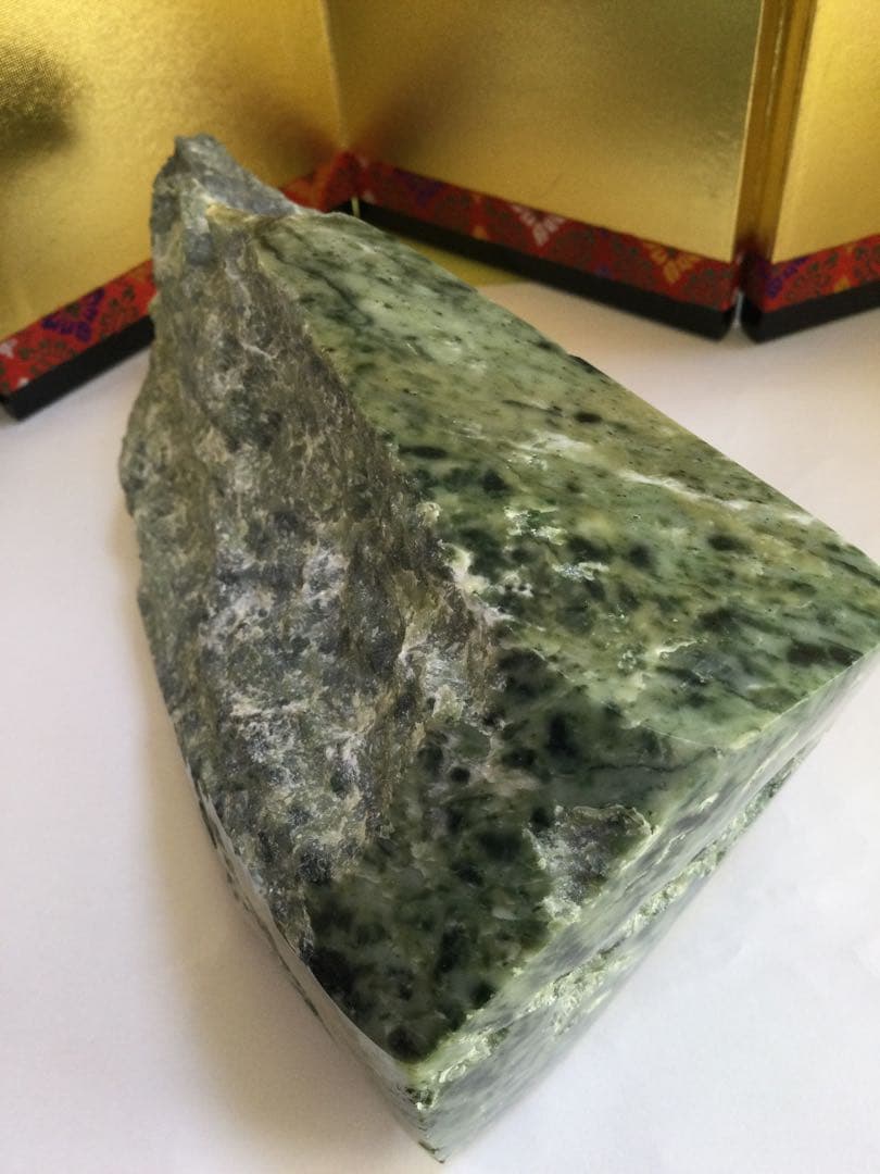 日高翡翠原石宝石質極上品　巨大、大特価品　日高翡翠原石　観賞石、