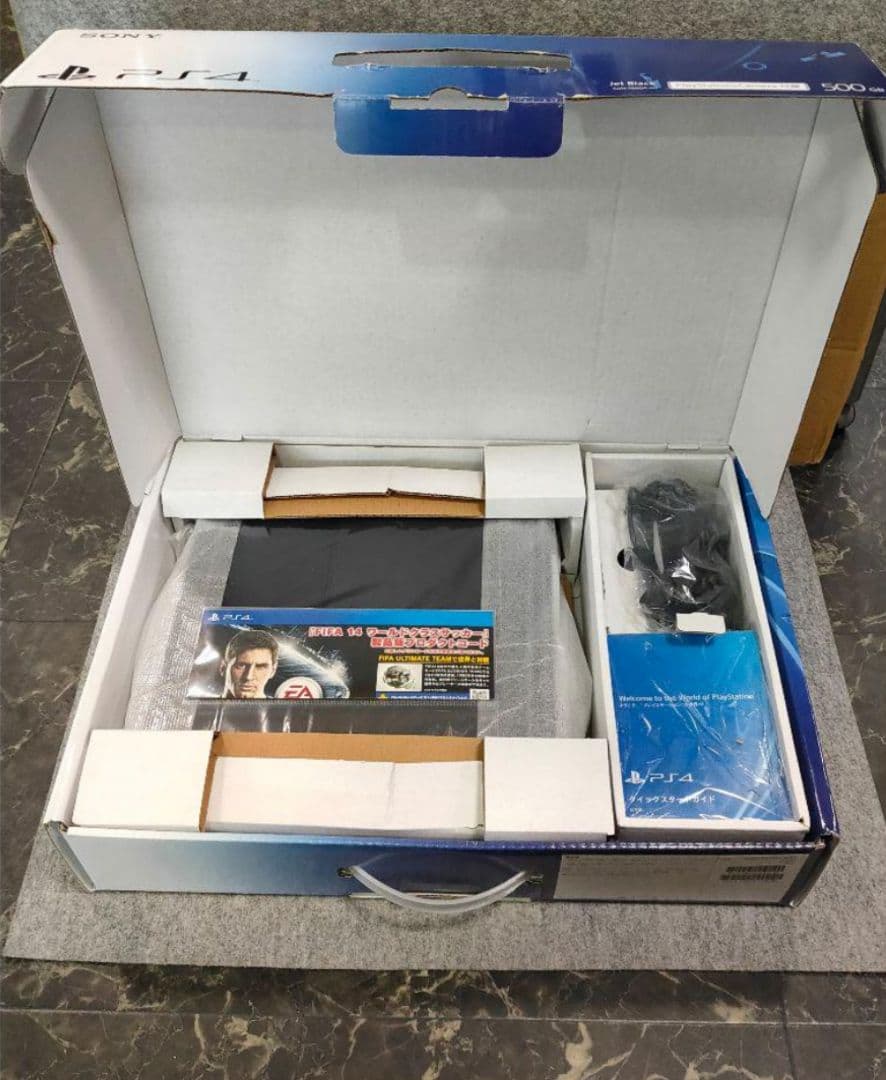 ソニー・プレステ4・2014 FIFA World Cup 限定版 未使用品