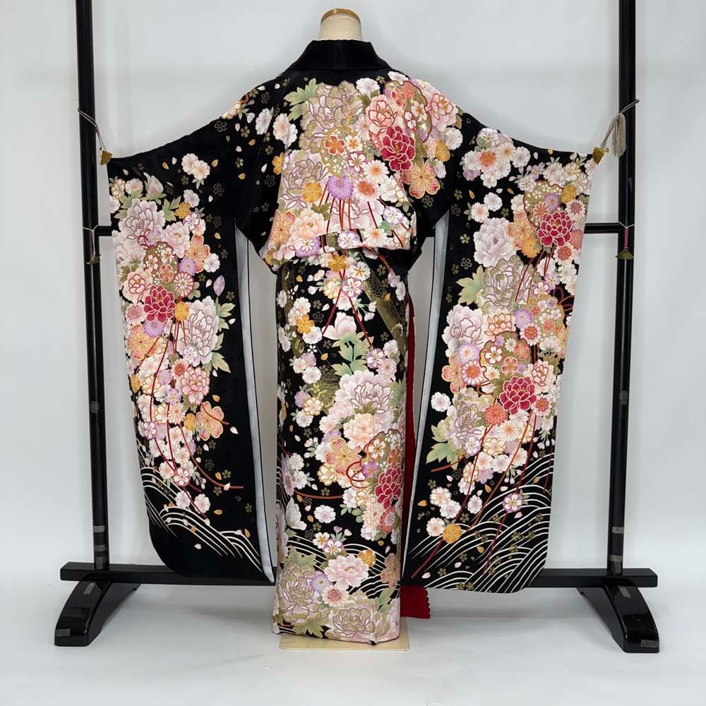 振袖 正絹 黒 古典花柄 裄68.3㎝ 成人式 中古 c-79