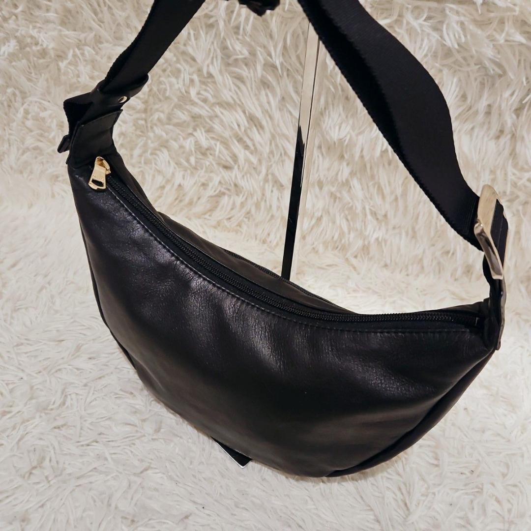 russet ソフトレザー ラウンドショルダーバ ッグ 肩掛け ハーフムーン 黒