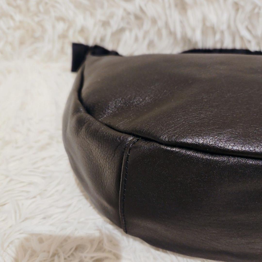 russet ソフトレザー ラウンドショルダーバ ッグ 肩掛け ハーフムーン 黒