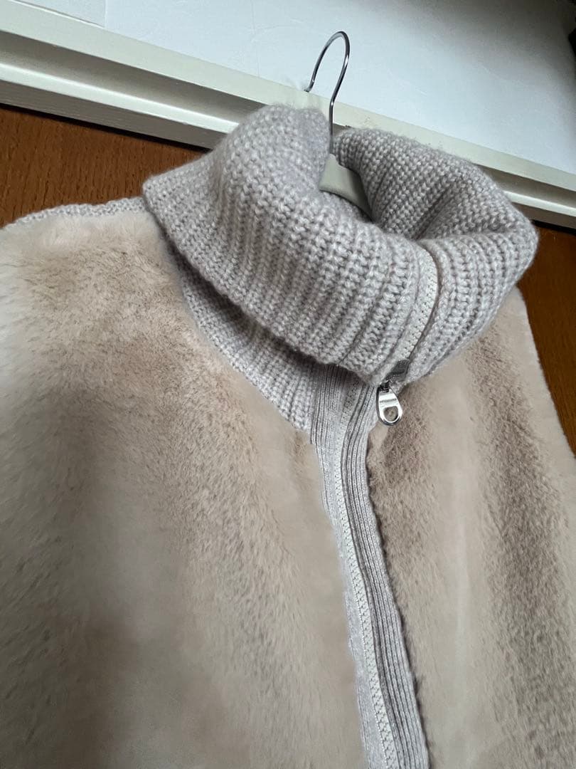 未使用　FAVEUR ベージュのファーとニットのベスト