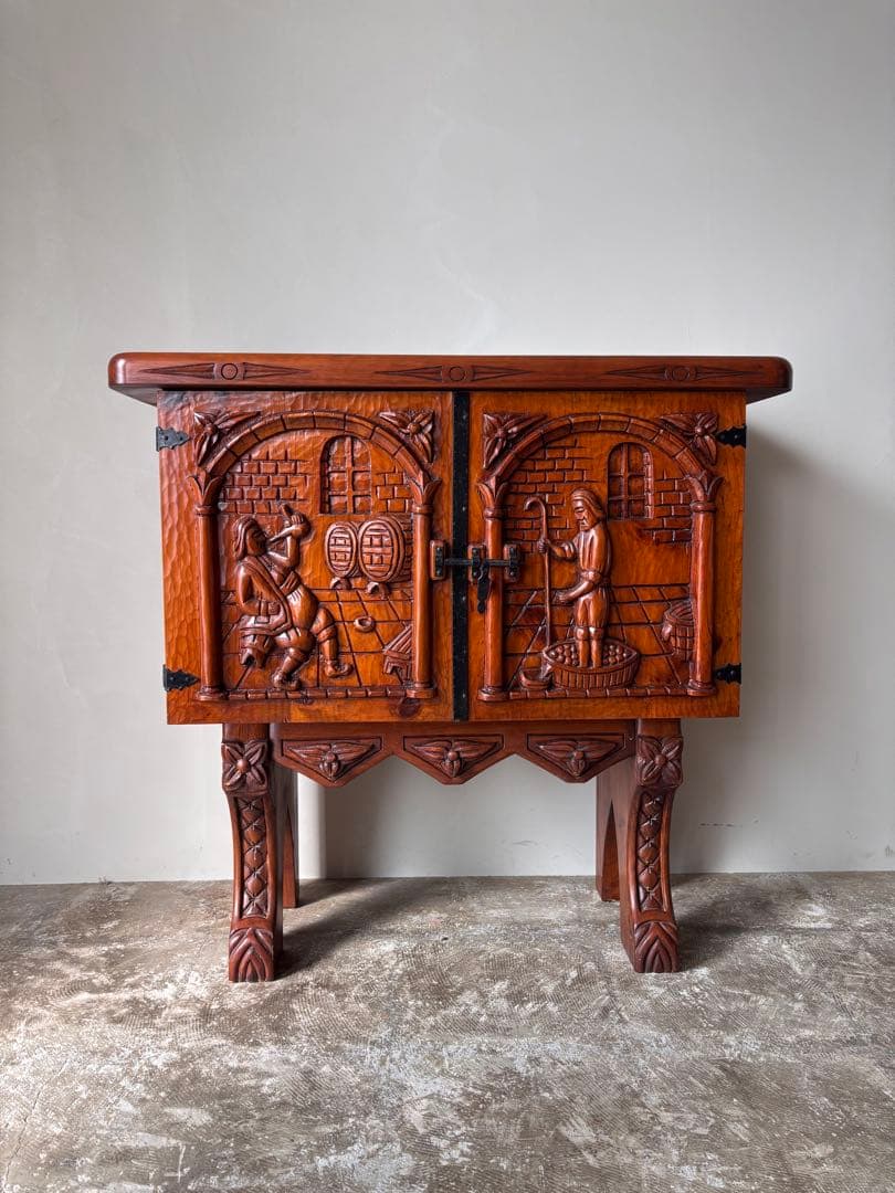 スペイン製木製キャビネット　サイドボード　木彫りの収納棚　天然木　アイアン