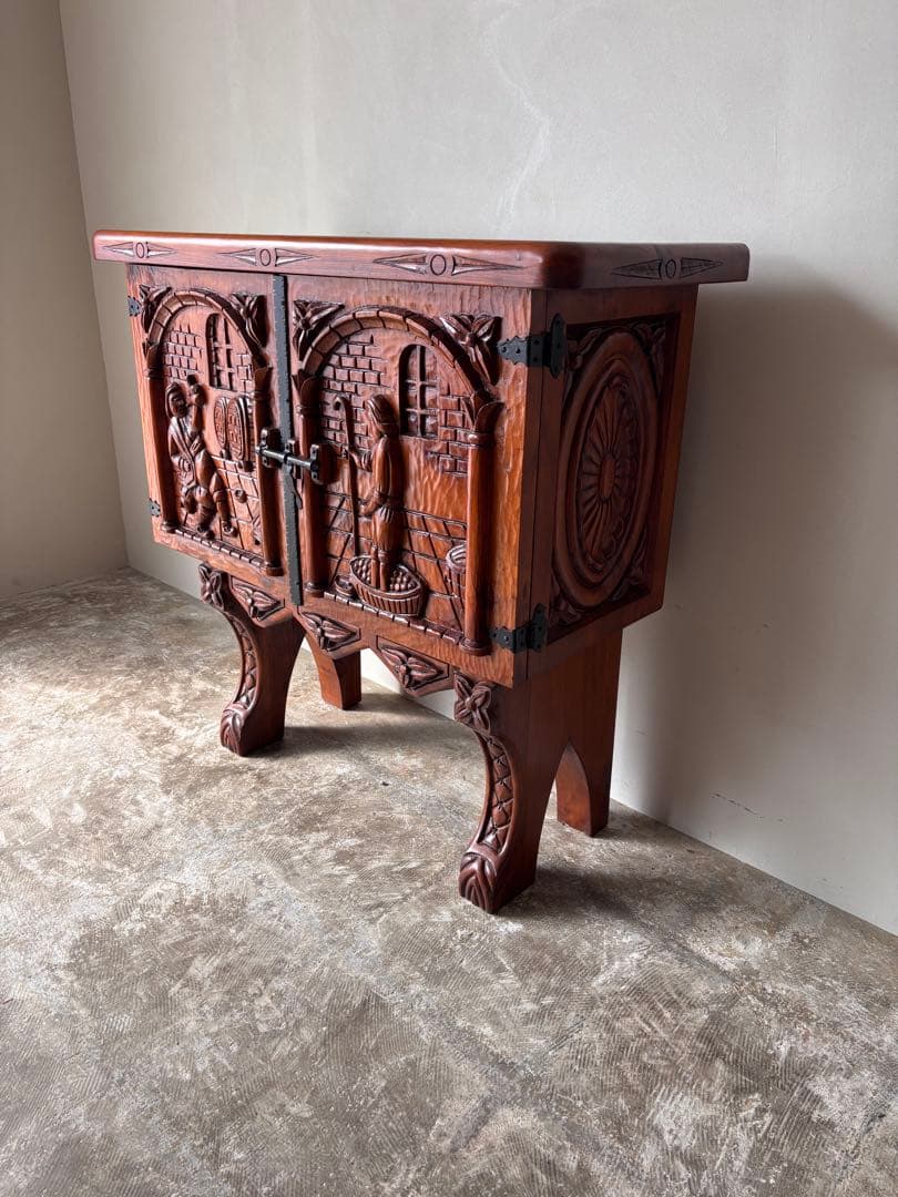 スペイン製木製キャビネット　サイドボード　木彫りの収納棚　天然木　アイアン
