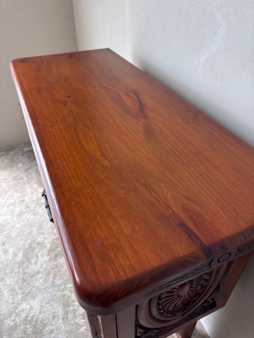 スペイン製木製キャビネット　サイドボード　木彫りの収納棚　天然木　アイアン