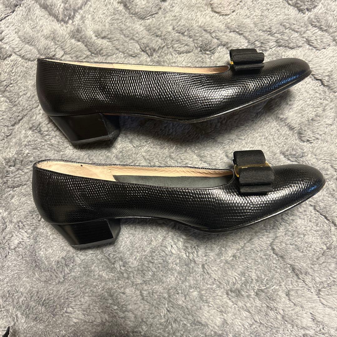 美品Salvatore Ferragamo ブラックリボン　パンプス23.5