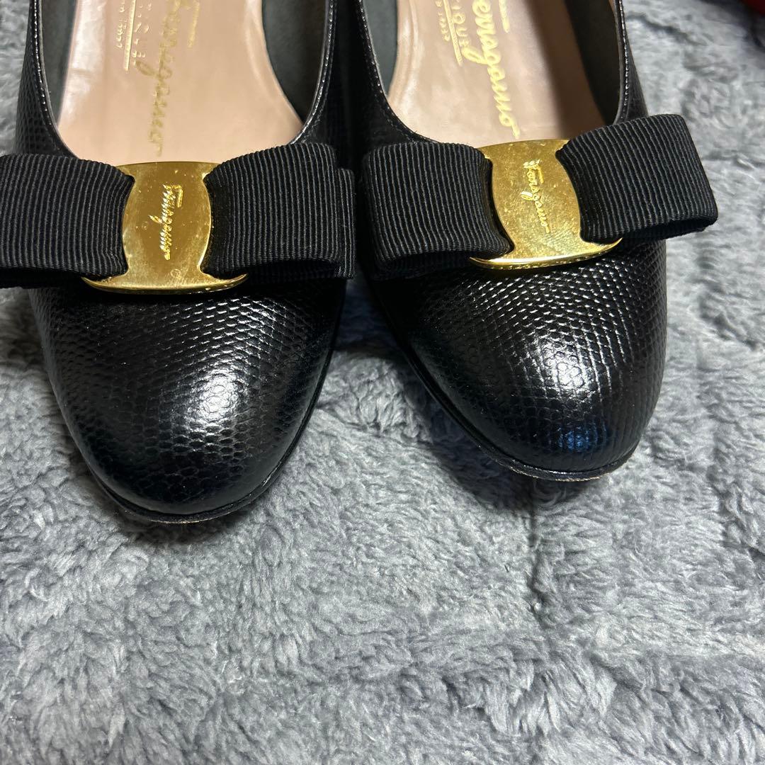美品Salvatore Ferragamo ブラックリボン　パンプス23.5