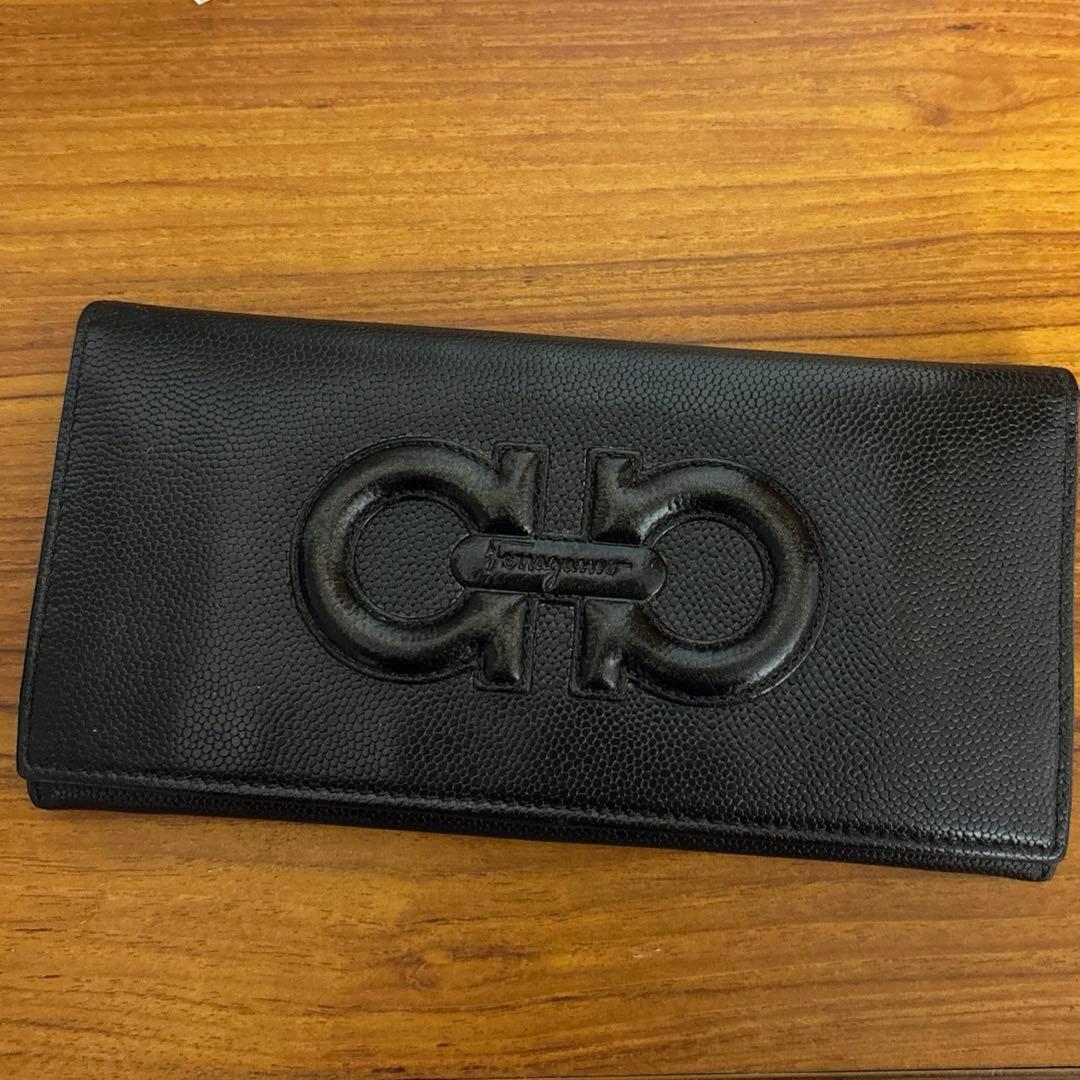 フェラガモ ガンチーニ エンボス ブラック×ゴールドラメ 長財布