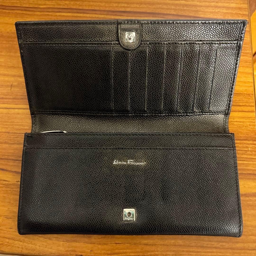 フェラガモ ガンチーニ エンボス ブラック×ゴールドラメ 長財布