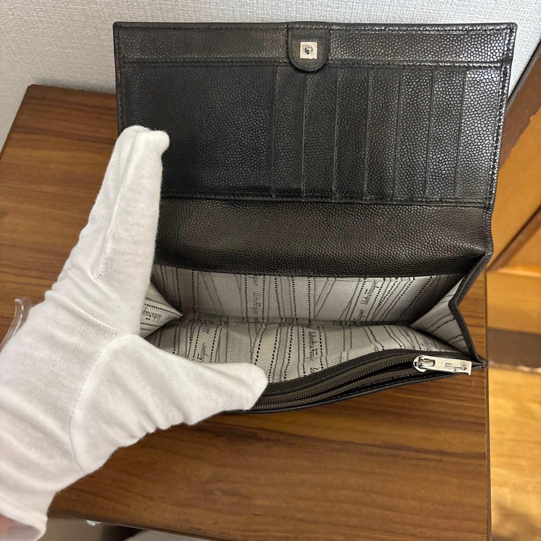 フェラガモ ガンチーニ エンボス ブラック×ゴールドラメ 長財布