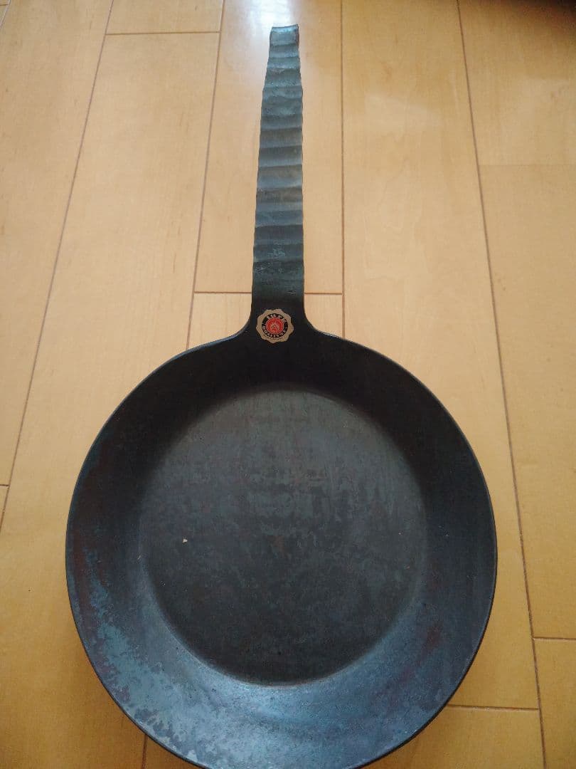 TURK 鉄製 丸型フライパン ロゴ付き