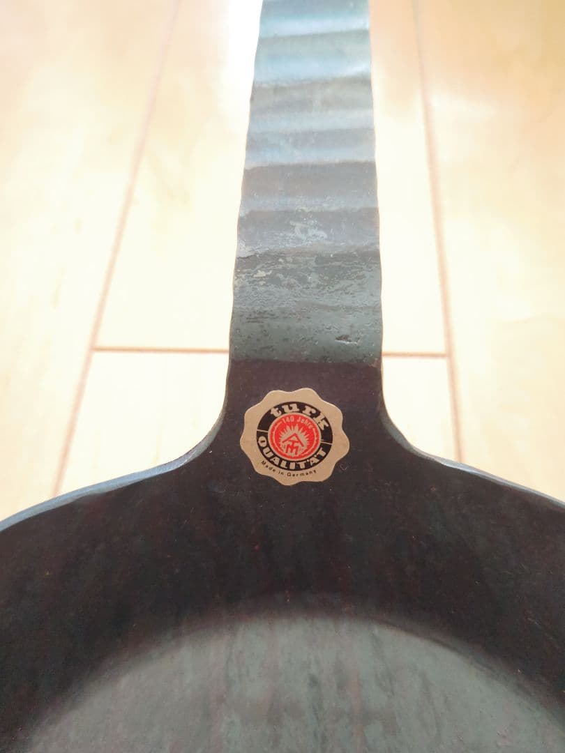 TURK 鉄製 丸型フライパン ロゴ付き