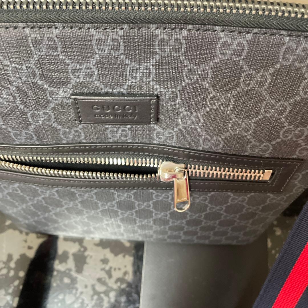 新品に近いグッチメンズショルダーバッグ