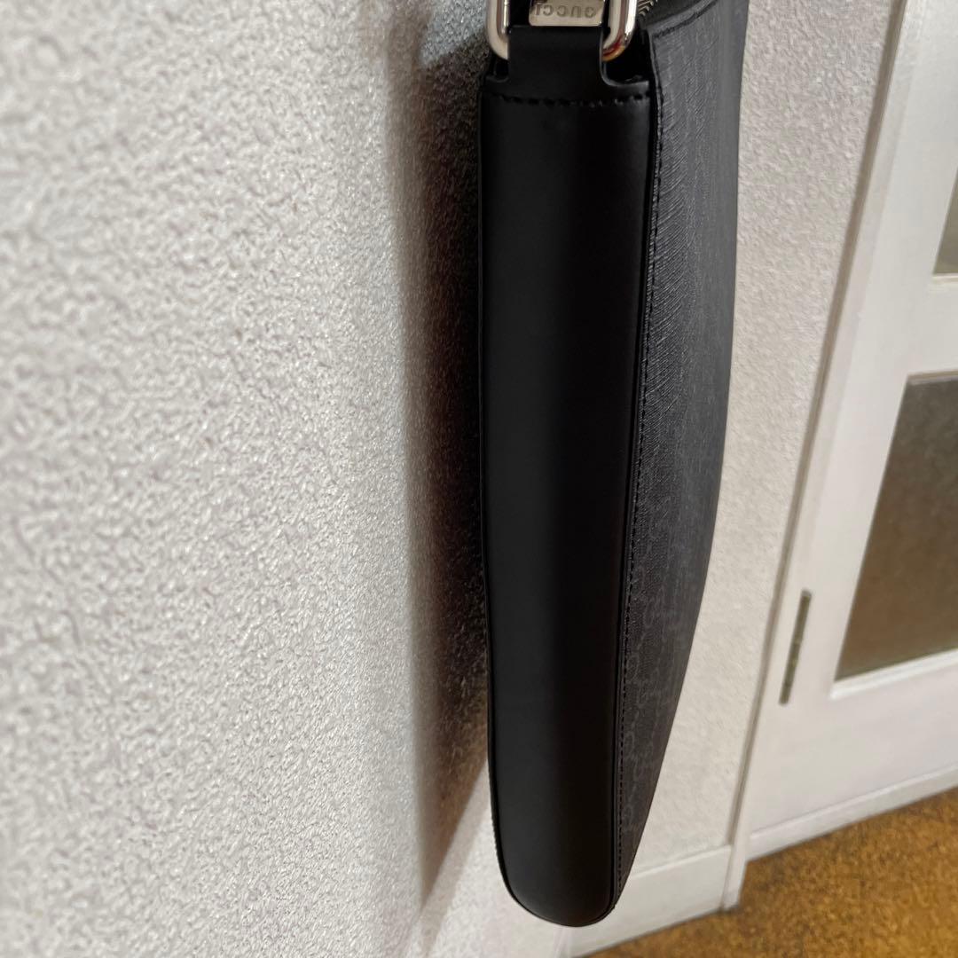 新品に近いグッチメンズショルダーバッグ