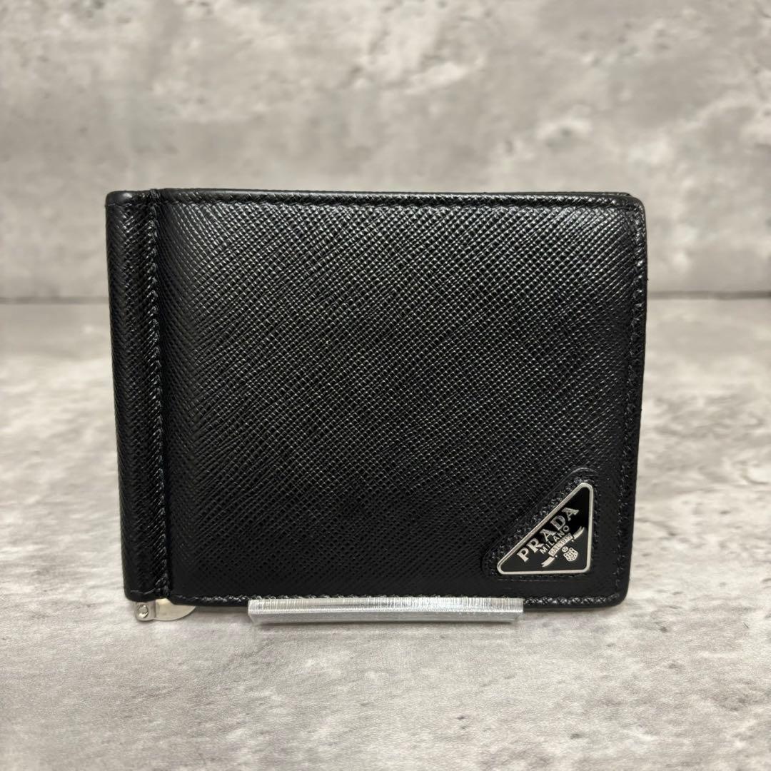 極美品✨プラダ マネークリップ サフィアーノ 三角ロゴ 折り財布 現行品 黒