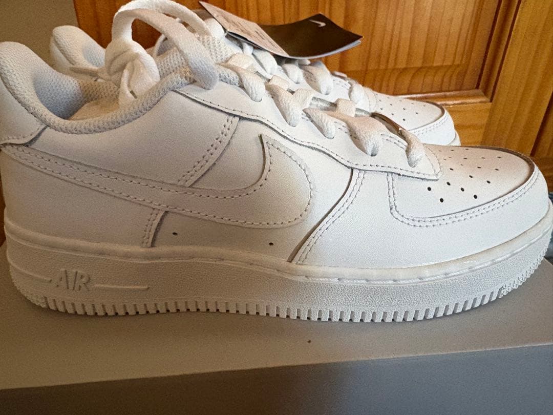 【新品美品】ナイキ エア フォース 1 LE ジュニアシューズ　23.5㎝