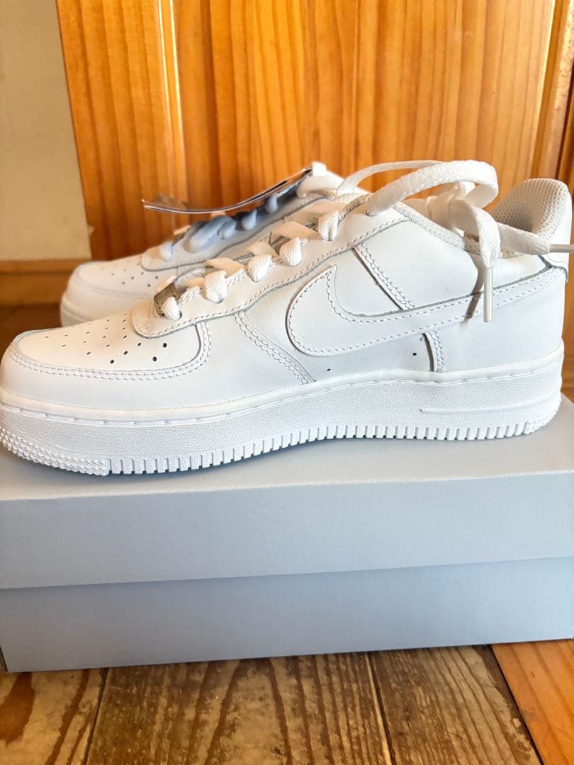 【新品美品】ナイキ エア フォース 1 LE ジュニアシューズ　23.5㎝