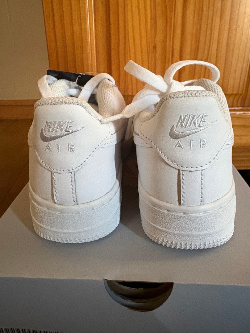 【新品美品】ナイキ エア フォース 1 LE ジュニアシューズ　23.5㎝