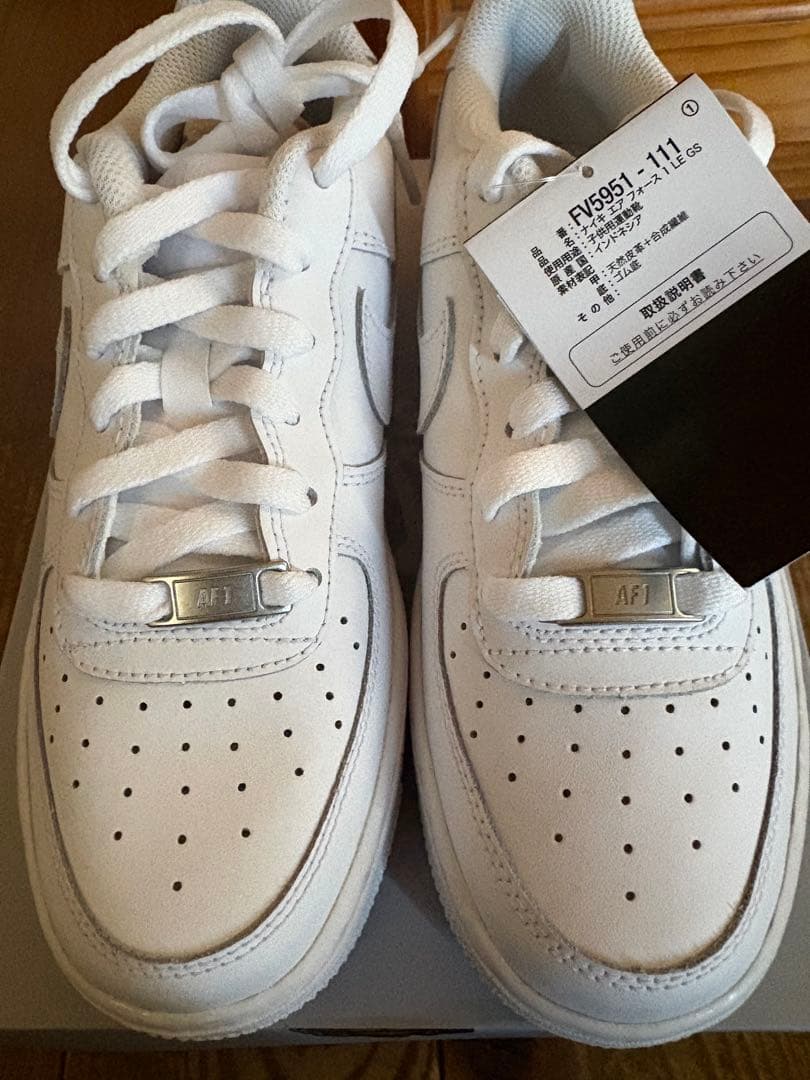 【新品美品】ナイキ エア フォース 1 LE ジュニアシューズ　23.5㎝