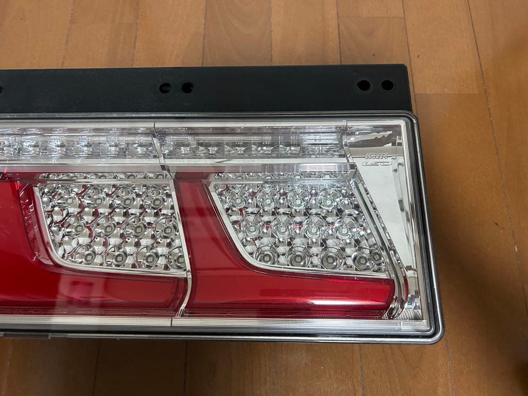 小糸　KOITO LED3連テールランプ(左側)