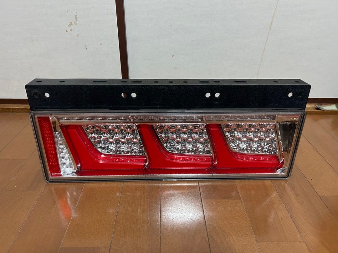 小糸　KOITO LED3連テールランプ(左側)