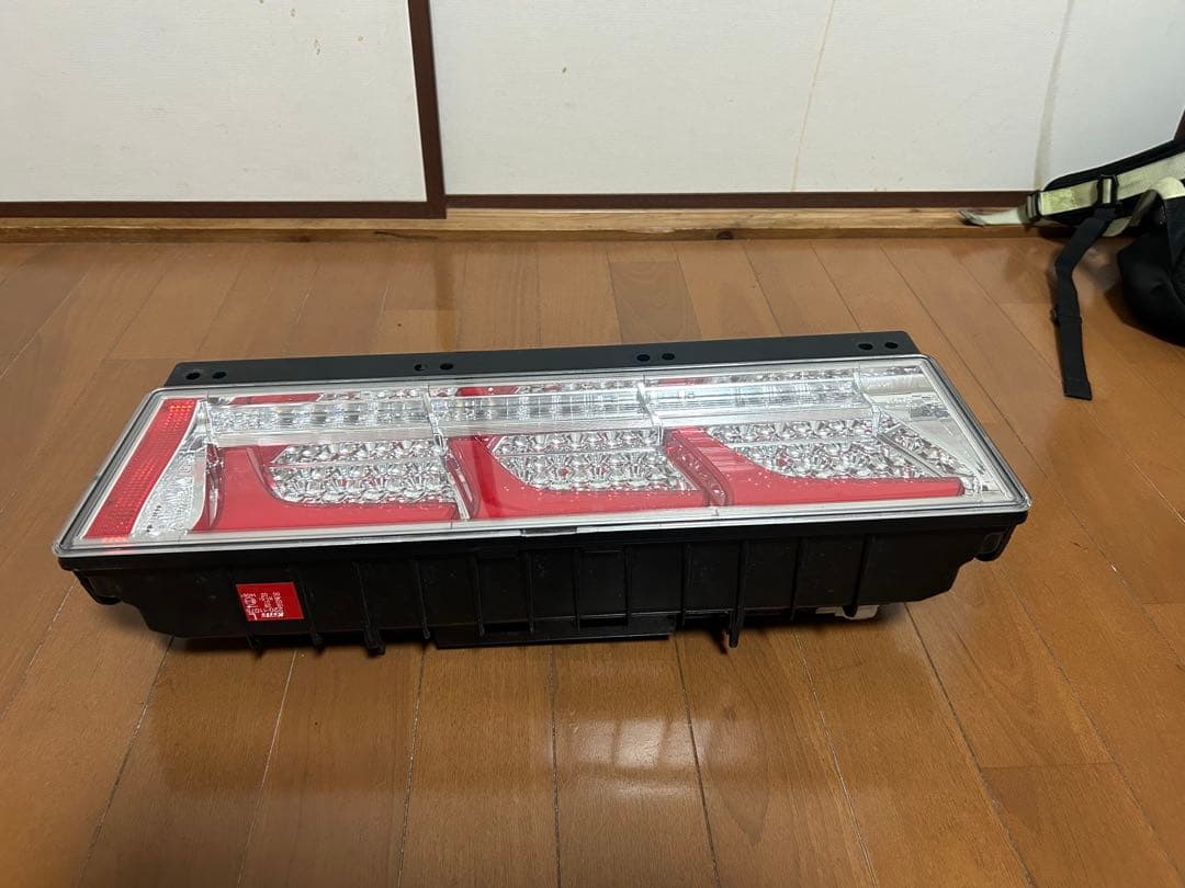 小糸　KOITO LED3連テールランプ(左側)